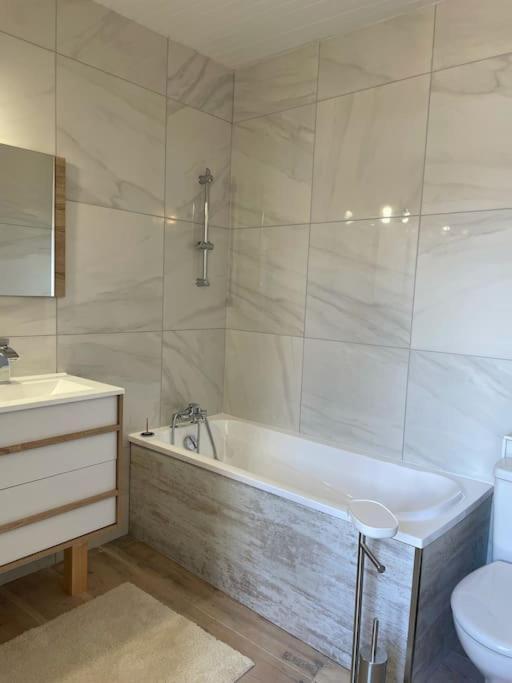 Agreable Maison De Village Avec Balcon Roiffieux Exteriér fotografie