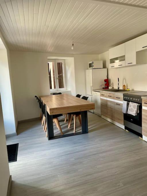 Agreable Maison De Village Avec Balcon Roiffieux Exteriér fotografie